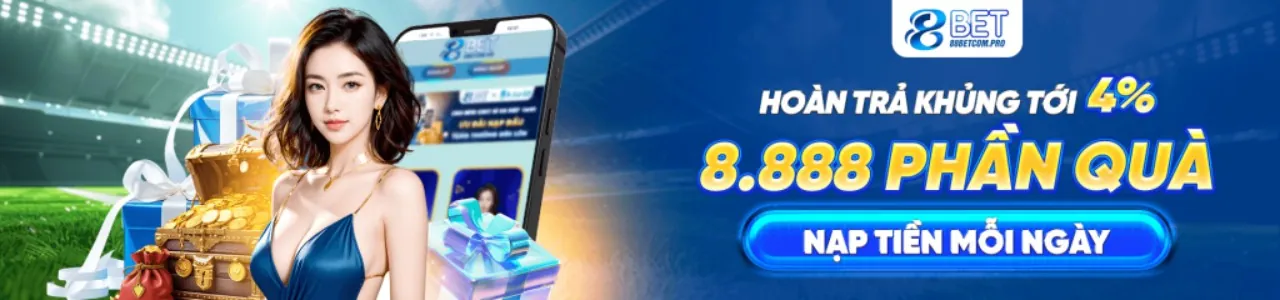 Người phụ nữ đang tải ứng dụng Vip88888 trên điện thoại